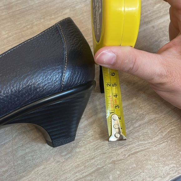 SOFTSPOTS NWOT Women’s Size 8.5 Navy Leather Low Heel Buckle Loafer Soft - Picture 10 of 12